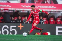 九游体育app-美因茨连续遭遇丢球，德甲降级危机加剧