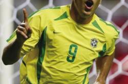 -足球明星在赛场上大放异彩，实力不容忽视