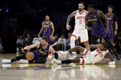 九游体育网页版入口-关于火箭无伤在身，湖人客场轻取胜利的信息