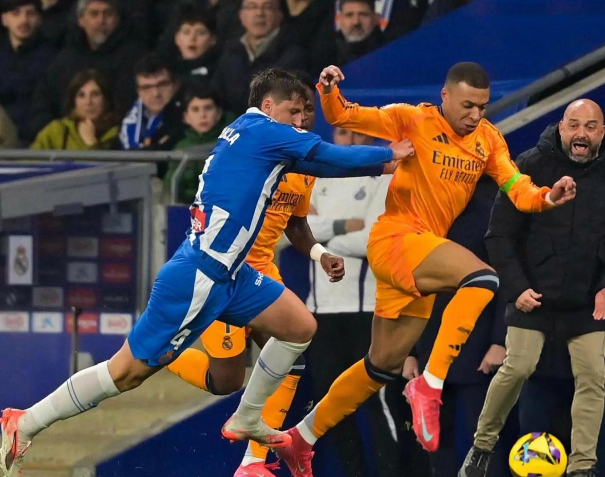 西甲联赛再掀白热对决，球员场上拼搏