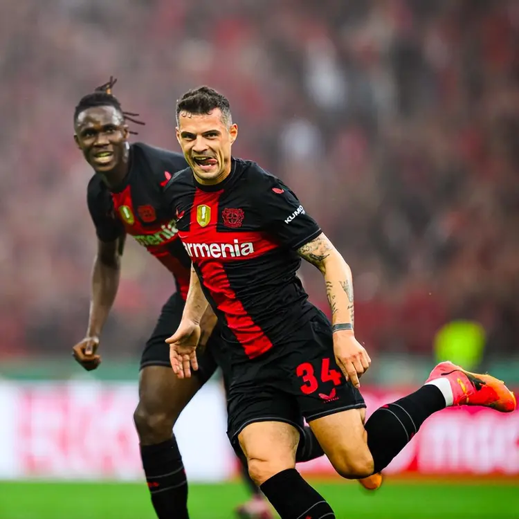 凯泽斯劳滕球员奋力拼抢,成功豪取三分的简单介绍 凯泽斯劳滕球员奋力拼抢,成功豪取三分的简单介绍