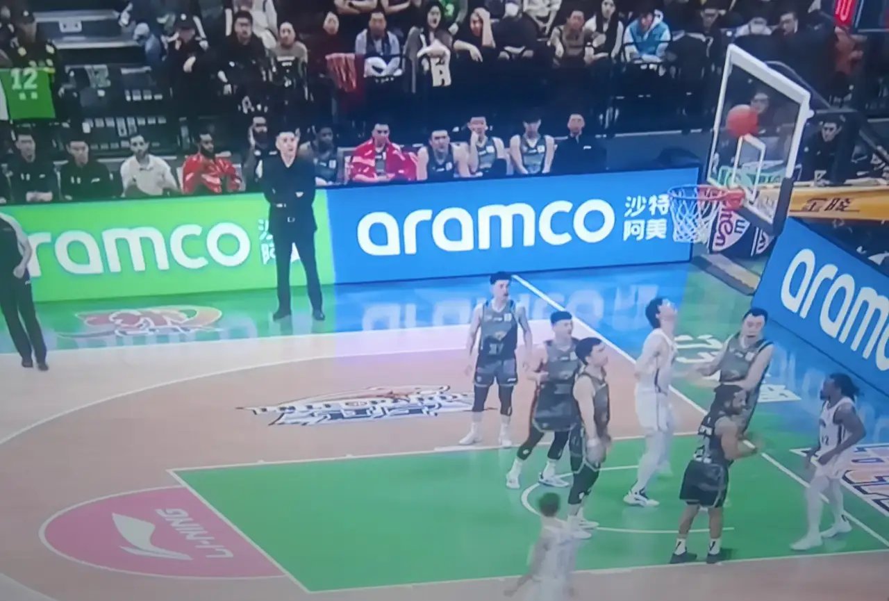 包含赛场外围发生小冲突，裁判出面化解的词条