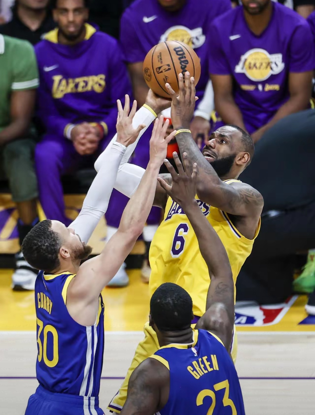 勇士士气大振，战胜湖人终止连败