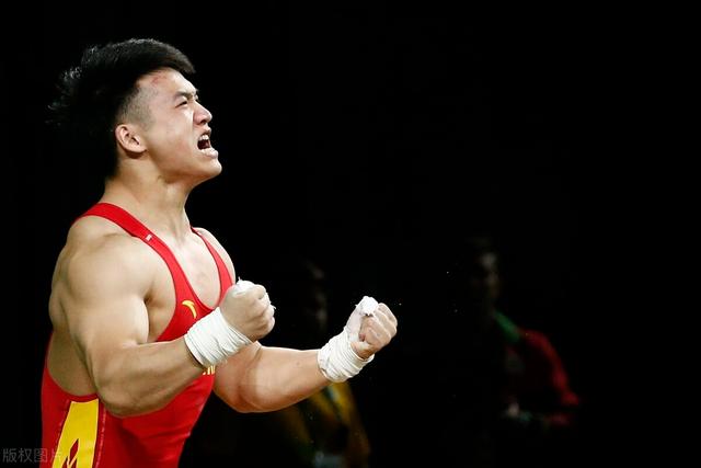 举重比赛重量级对决，挑战极限