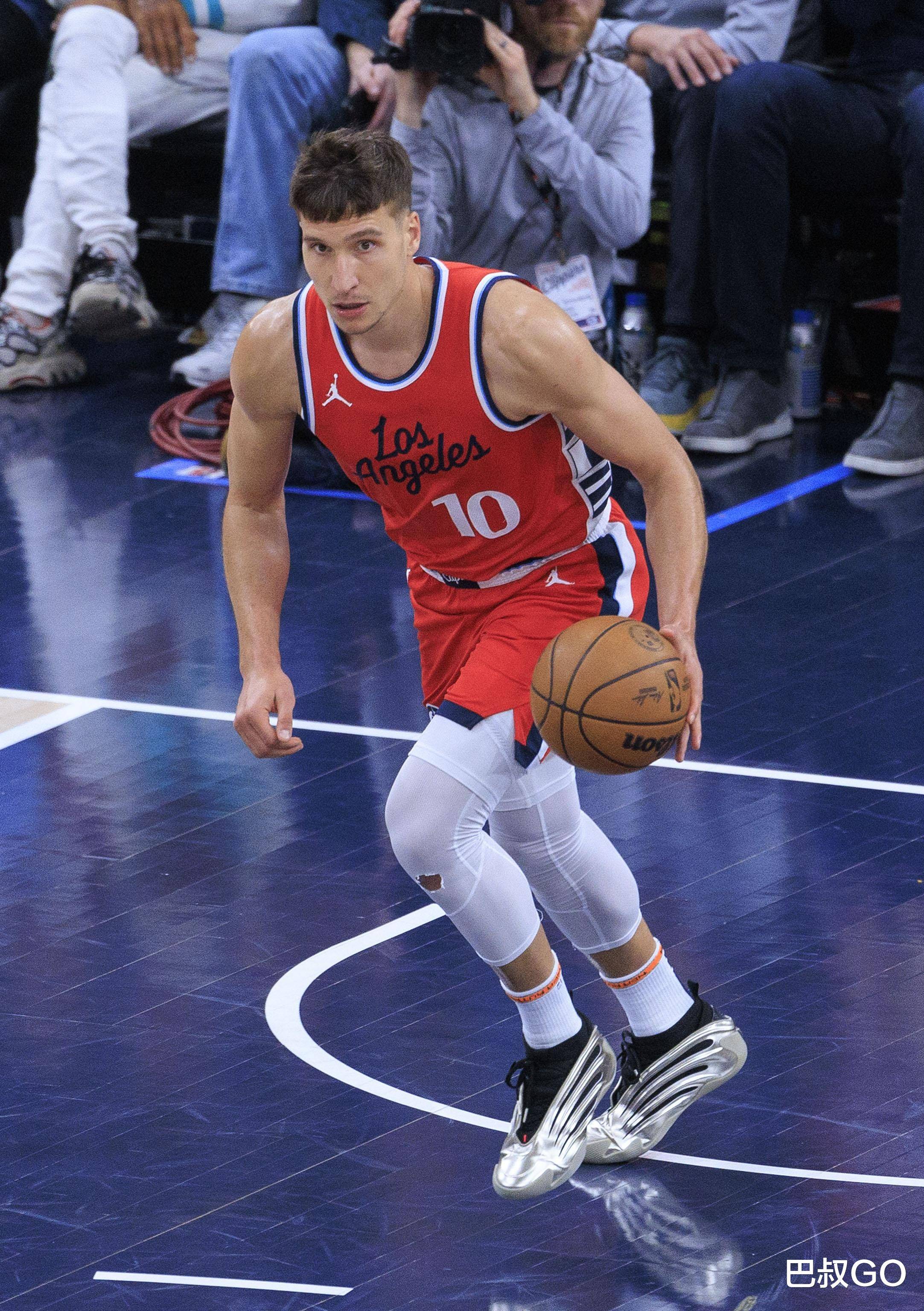 快船队客场大胜,稳居西部前五 快船队客场大胜,稳居西部前五