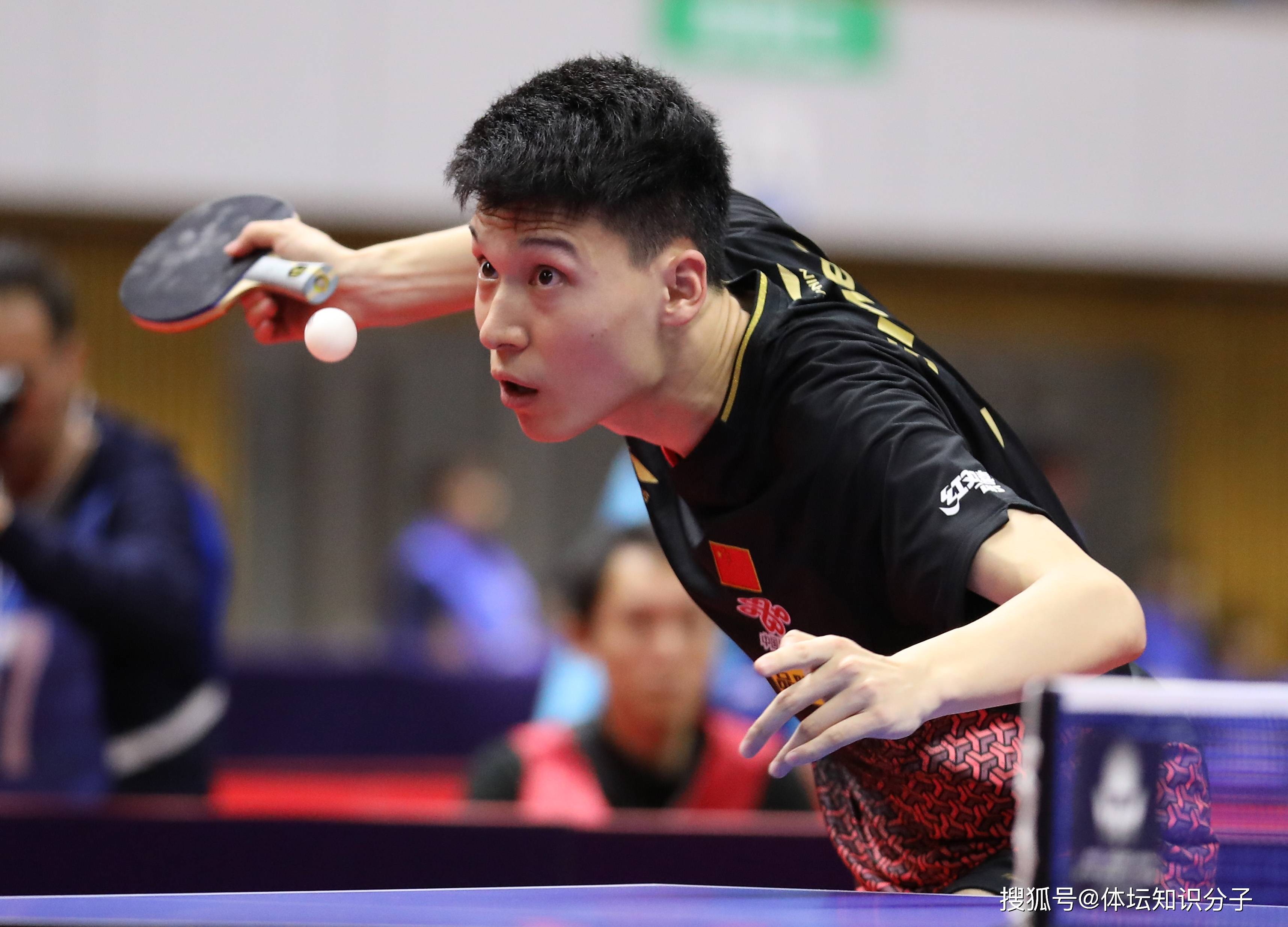 一位老将在比赛中表现出色,引发了许多热议 一位老将在比赛中表现出色,引发了许多热议