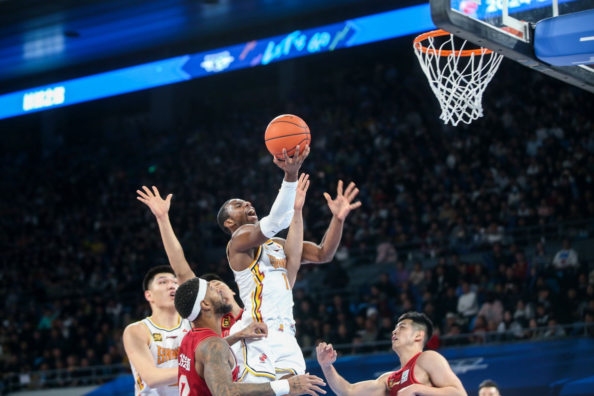 队伍们将在场上拼尽全力,争夺比赛的胜利 队伍们将在场上拼尽全力,争夺比赛的胜利