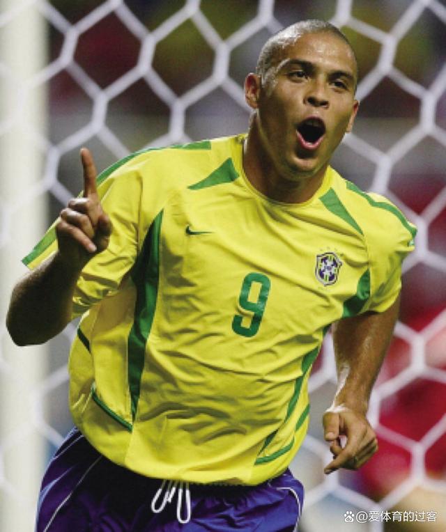 足球明星在赛场上大放异彩，实力不容忽视