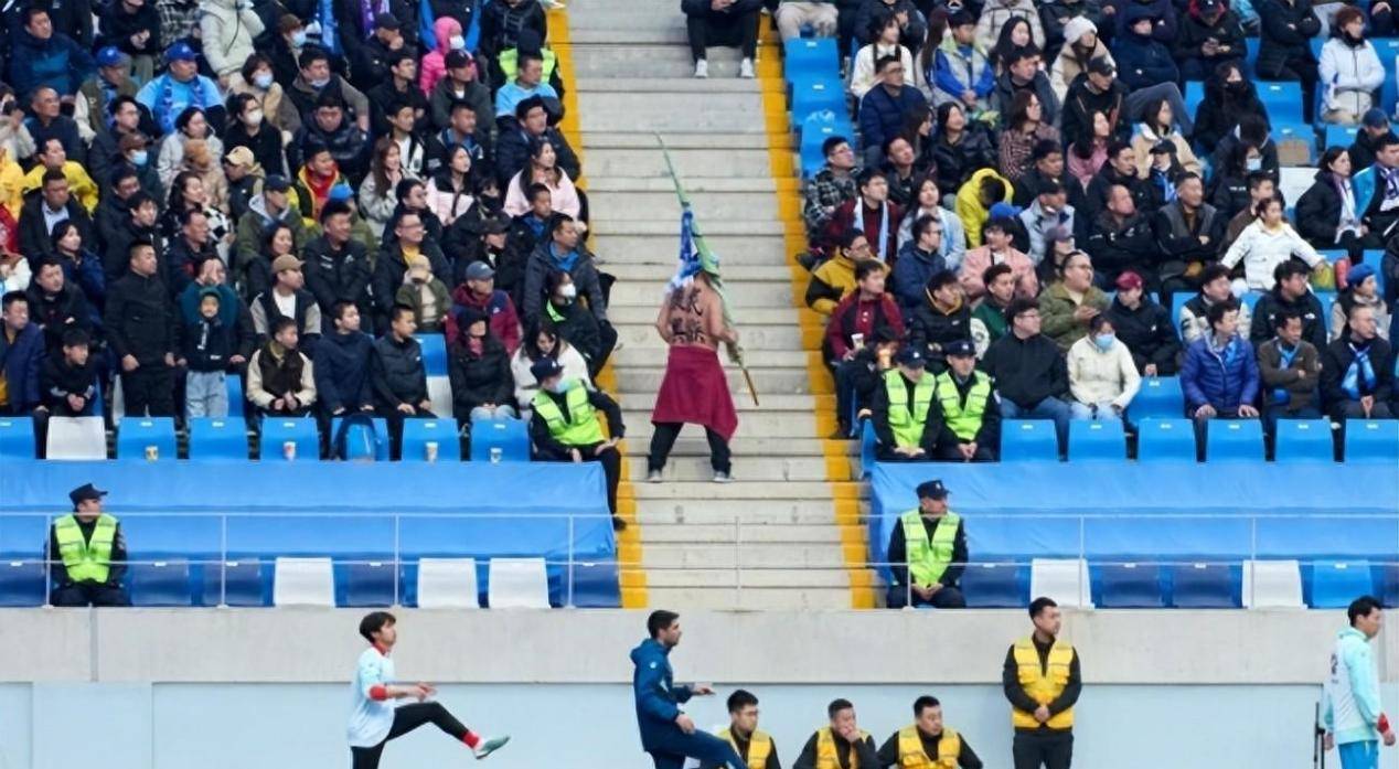 火爆的比赛让球迷们兴奋不已 火爆的比赛让球迷们兴奋不已