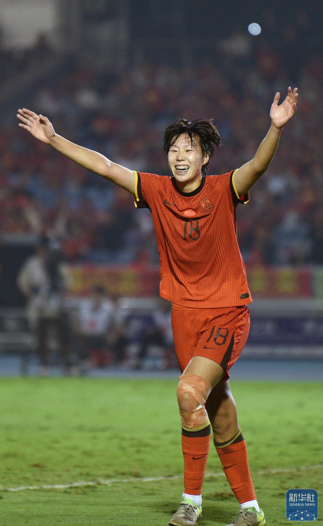 女足比赛冠军捧杯，精彩瞬间永存的简单介绍