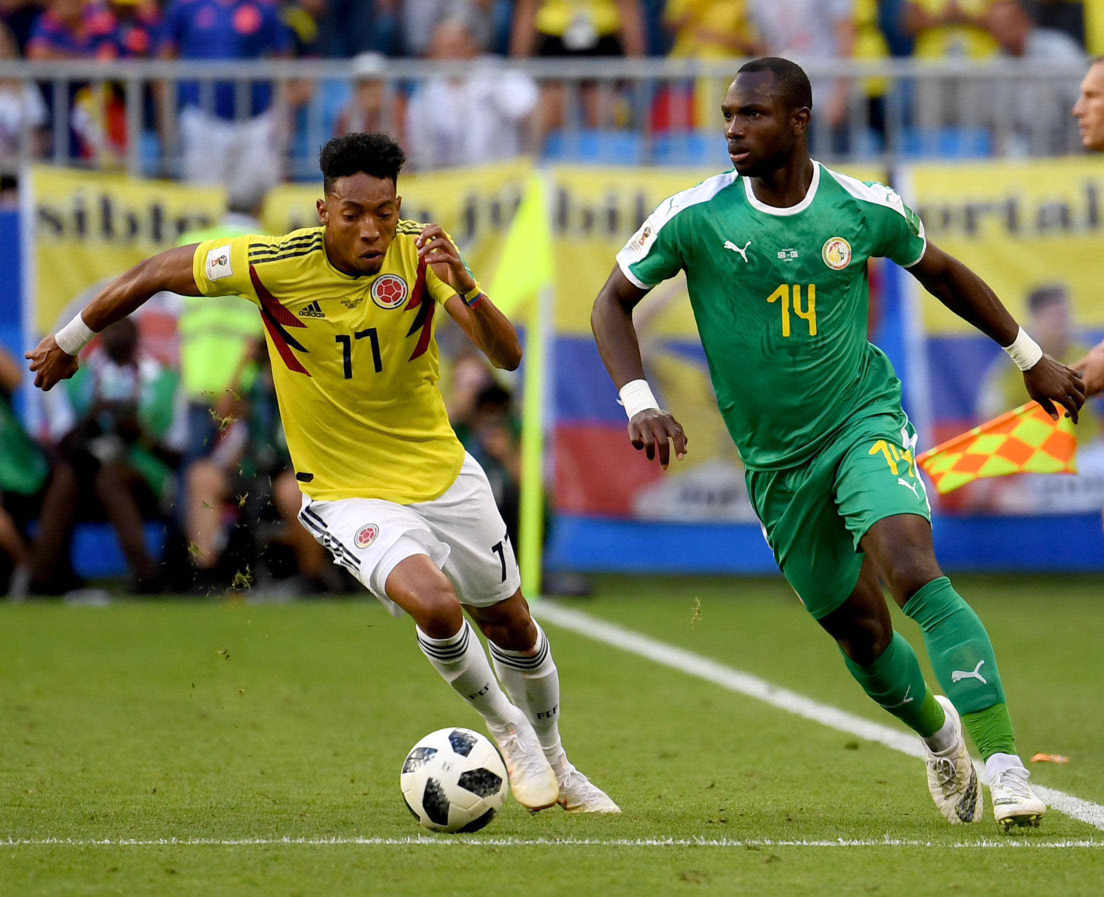 足球比赛精彩一刻回放，球员们表现抢眼