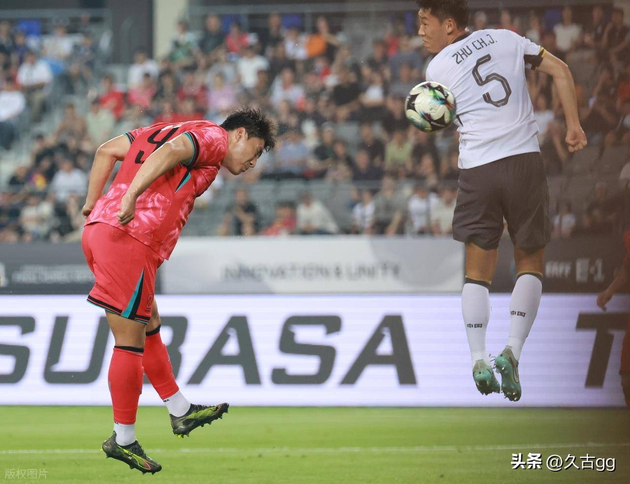 比赛中球员的合作精神受到了赞扬,凝聚力十足 比赛中球员的合作精神受到了赞扬,凝聚力十足