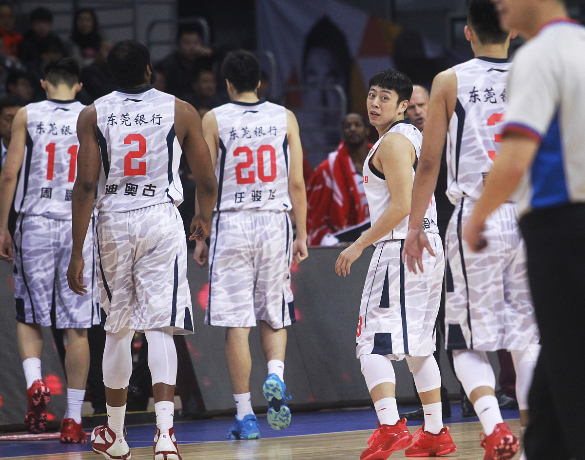 比赛中球员的合作精神受到了赞扬,凝聚力十足 比赛中球员的合作精神受到了赞扬,凝聚力十足