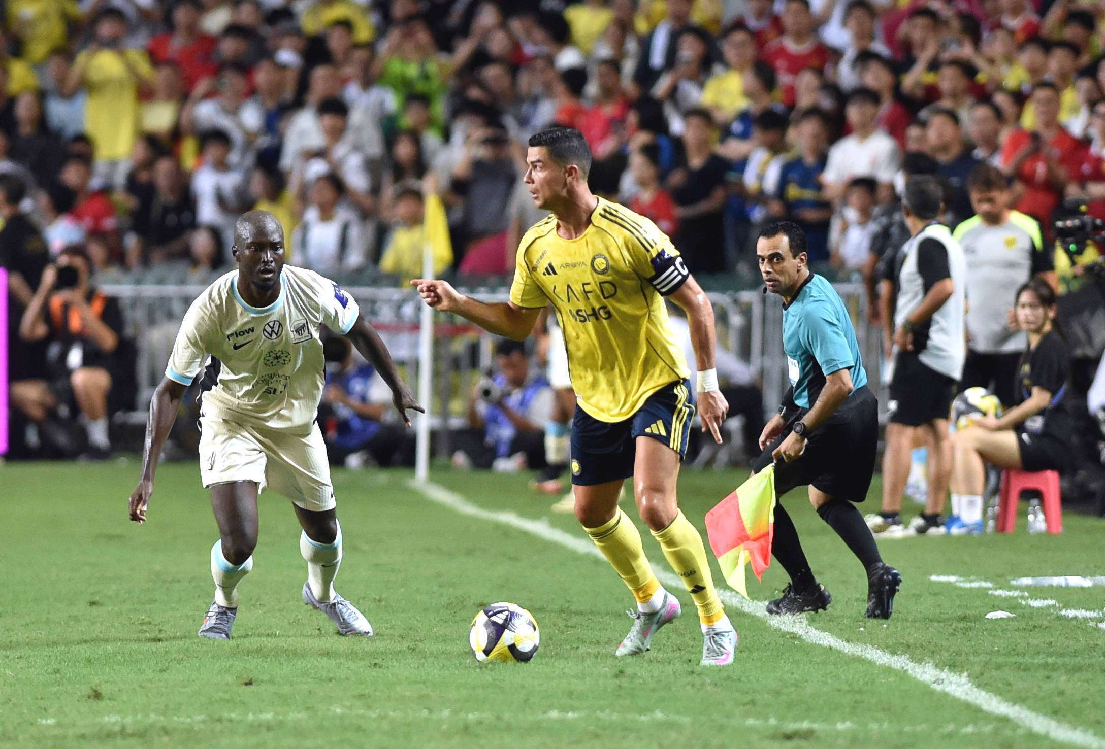 紧张对决!球场上两队激烈拼搏 紧张对决!球场上两队激烈拼搏