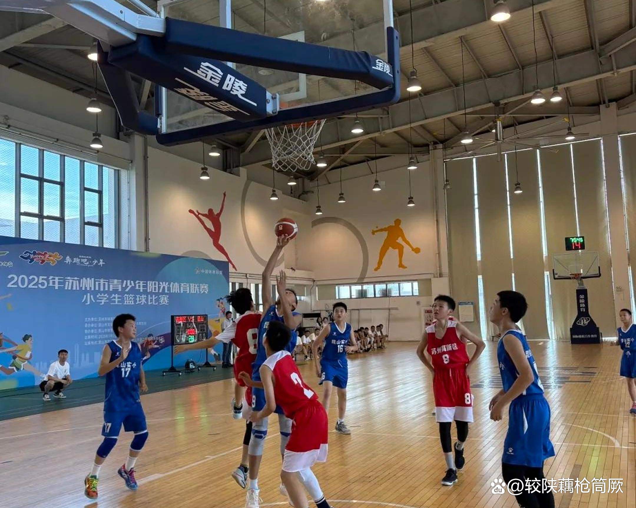 紧张对决!球场上两队激烈拼搏 紧张对决!球场上两队激烈拼搏