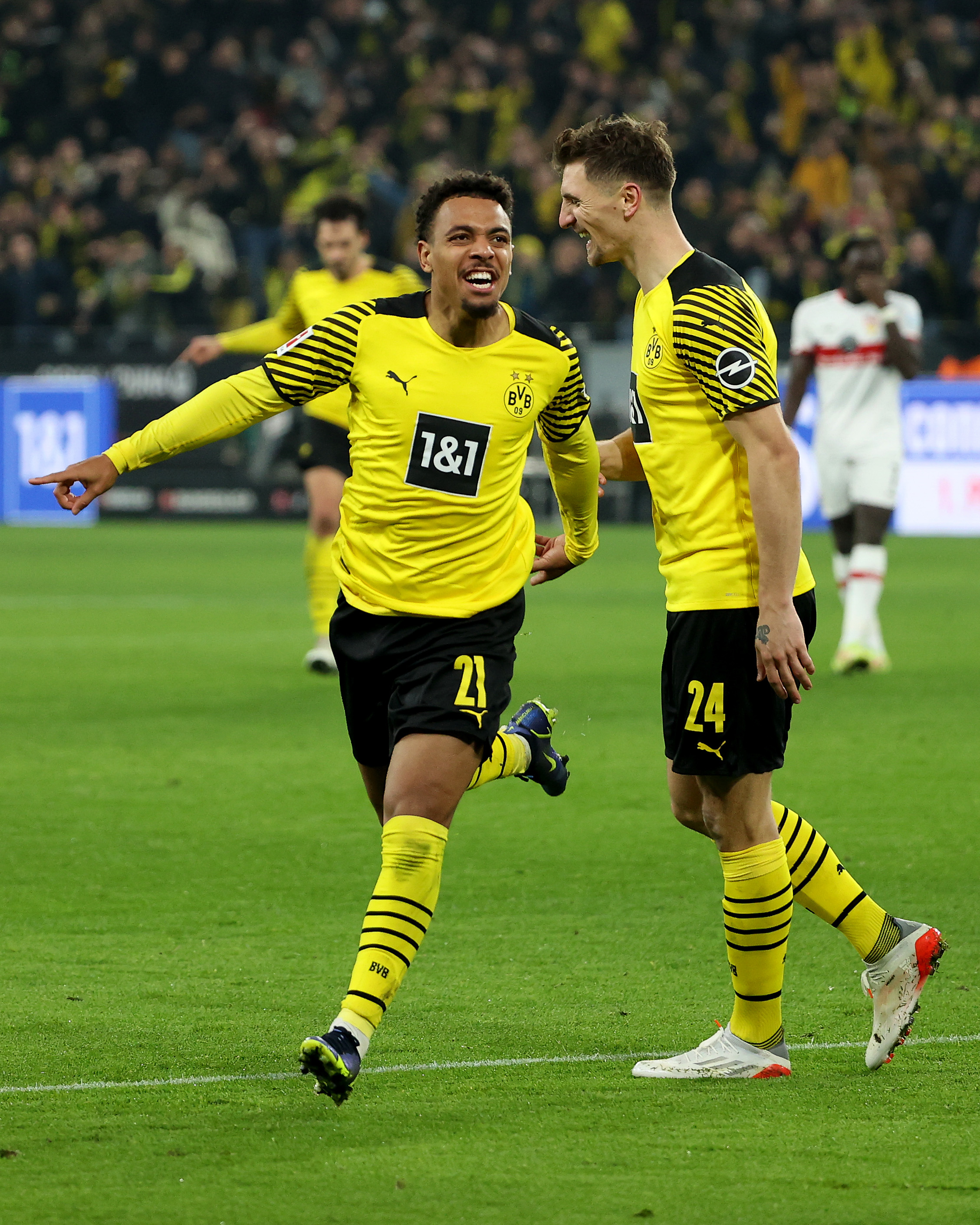 多特蒙德球员在赛场上展现出色 多特蒙德球员在赛场上展现出色