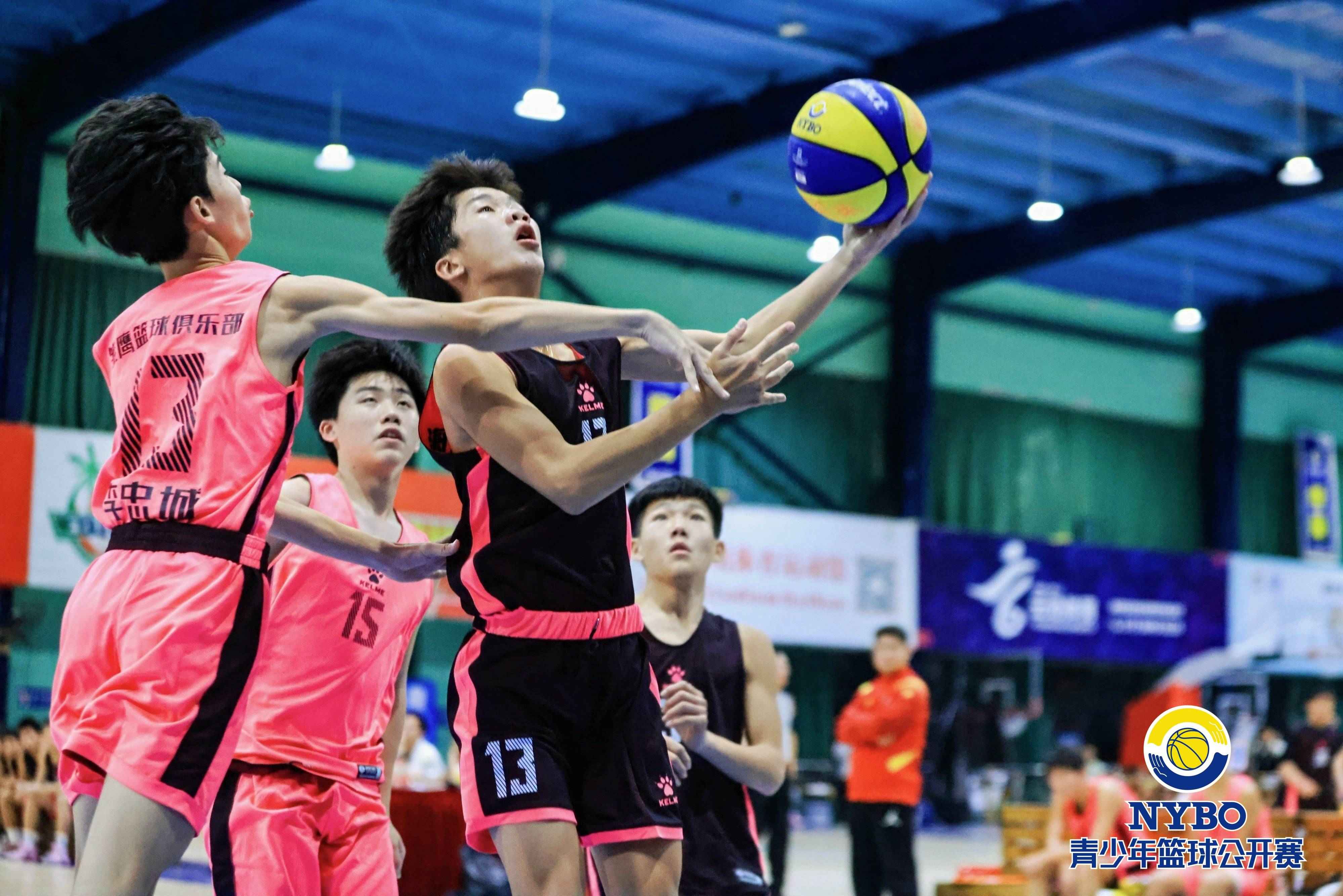 篮球冠军赛场对抗,抢眼表现获众赞美 篮球冠军赛场对抗,抢眼表现获众赞美