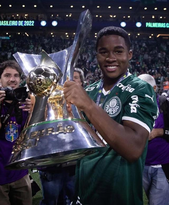 包含球队经理宣布球队新规程冲击奖杯的词条